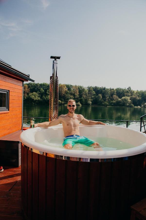 Aquachill Houseboat & Wellness Hotel ลิปตอฟสกี โตรเวก ภายนอก รูปภาพ
