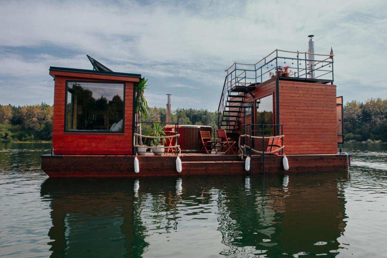 Aquachill Houseboat & Wellness Hotel ลิปตอฟสกี โตรเวก ภายนอก รูปภาพ