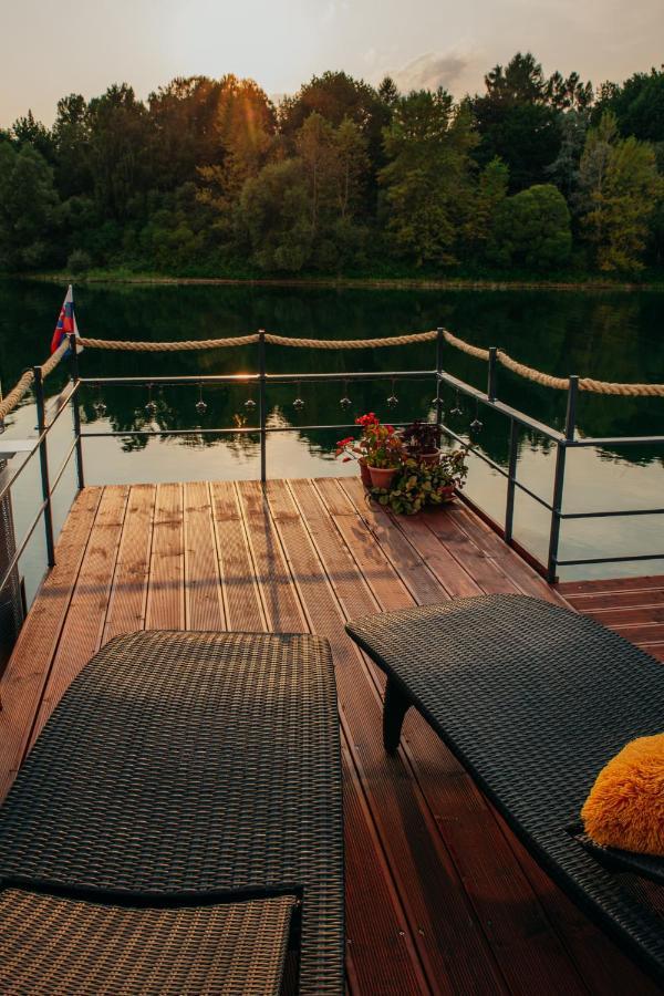 Aquachill Houseboat & Wellness Hotel ลิปตอฟสกี โตรเวก ภายนอก รูปภาพ