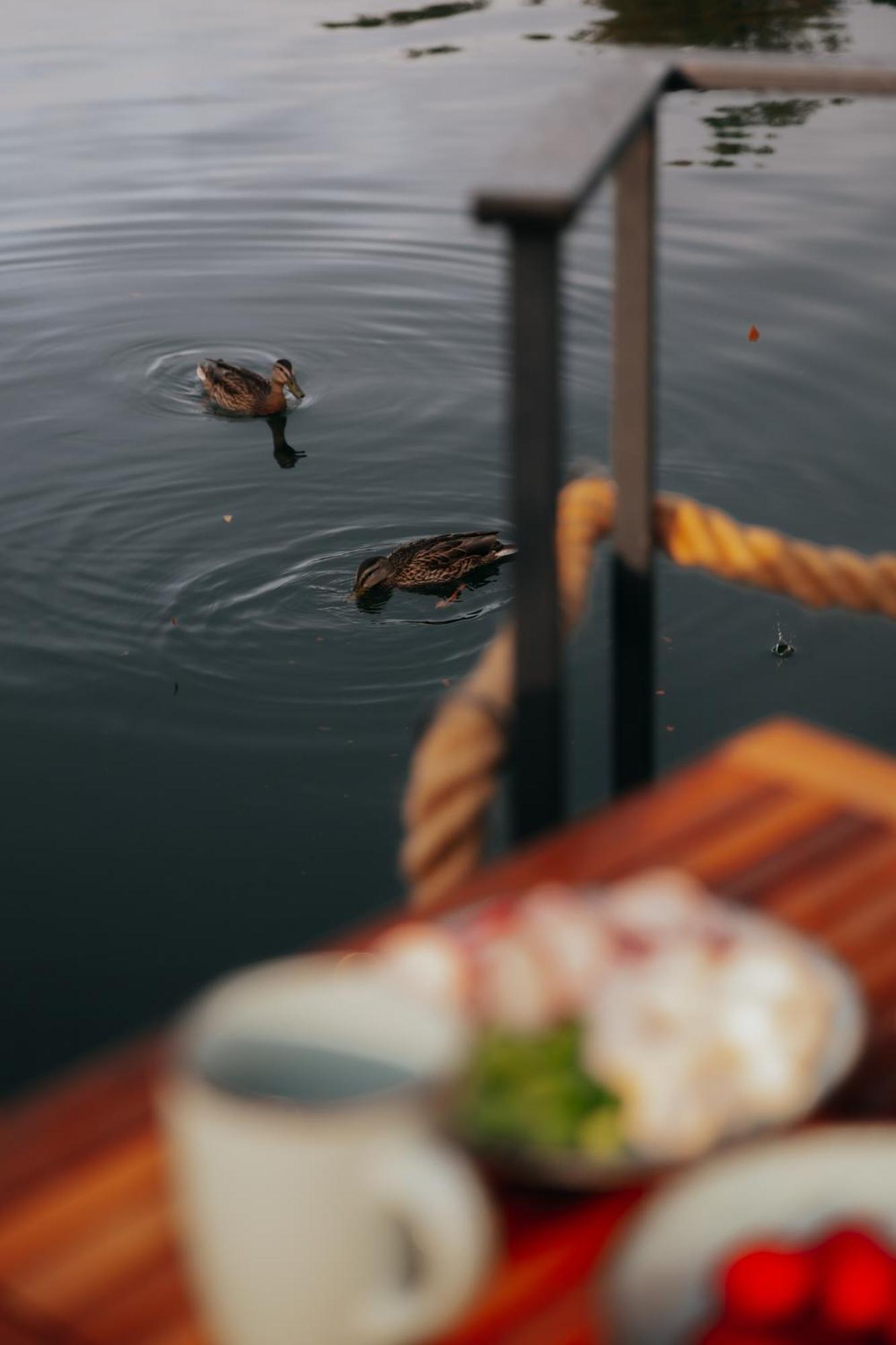 Aquachill Houseboat & Wellness Hotel ลิปตอฟสกี โตรเวก ภายนอก รูปภาพ