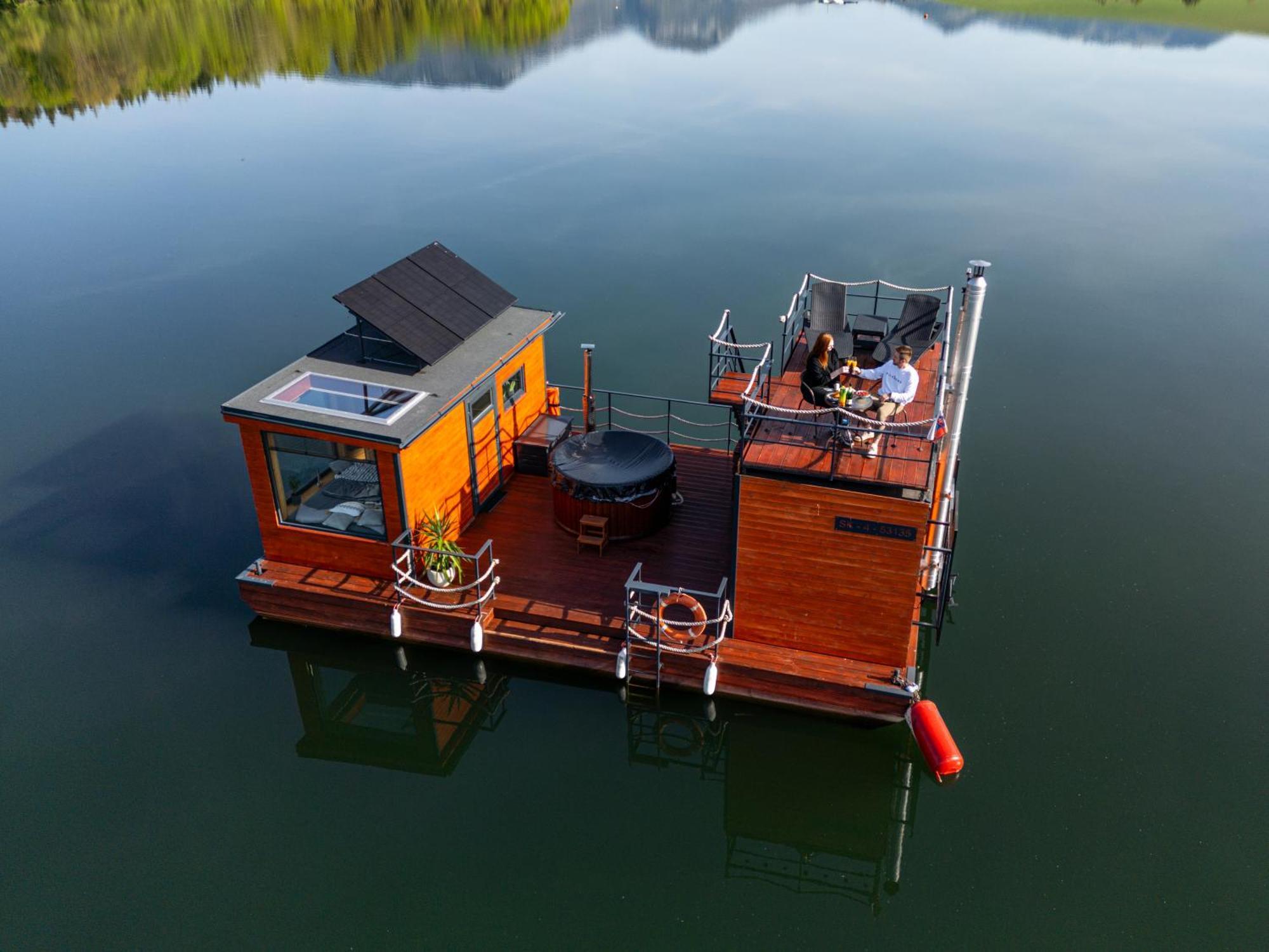 Aquachill Houseboat & Wellness Hotel ลิปตอฟสกี โตรเวก ภายนอก รูปภาพ