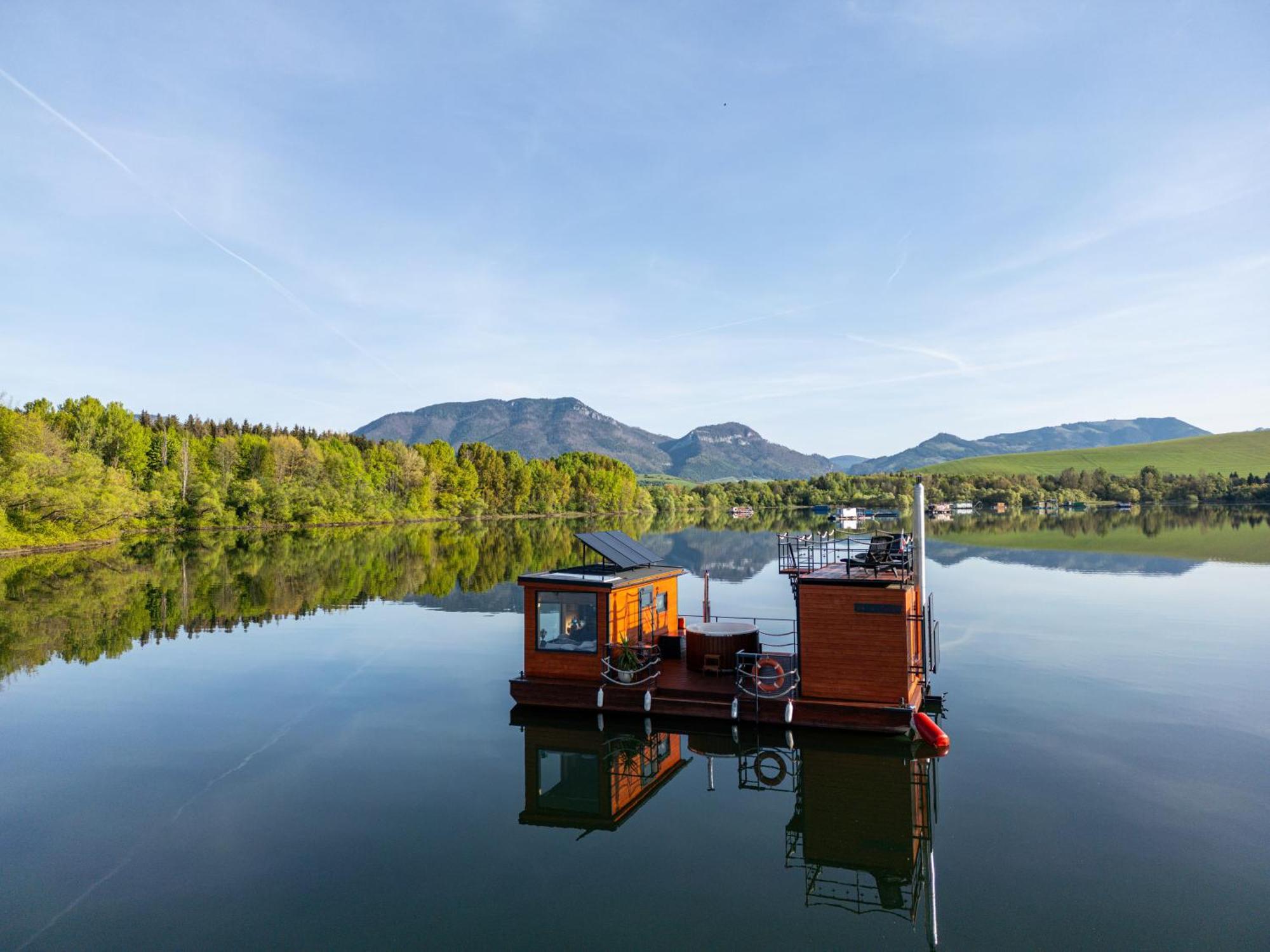 Aquachill Houseboat & Wellness Hotel ลิปตอฟสกี โตรเวก ภายนอก รูปภาพ