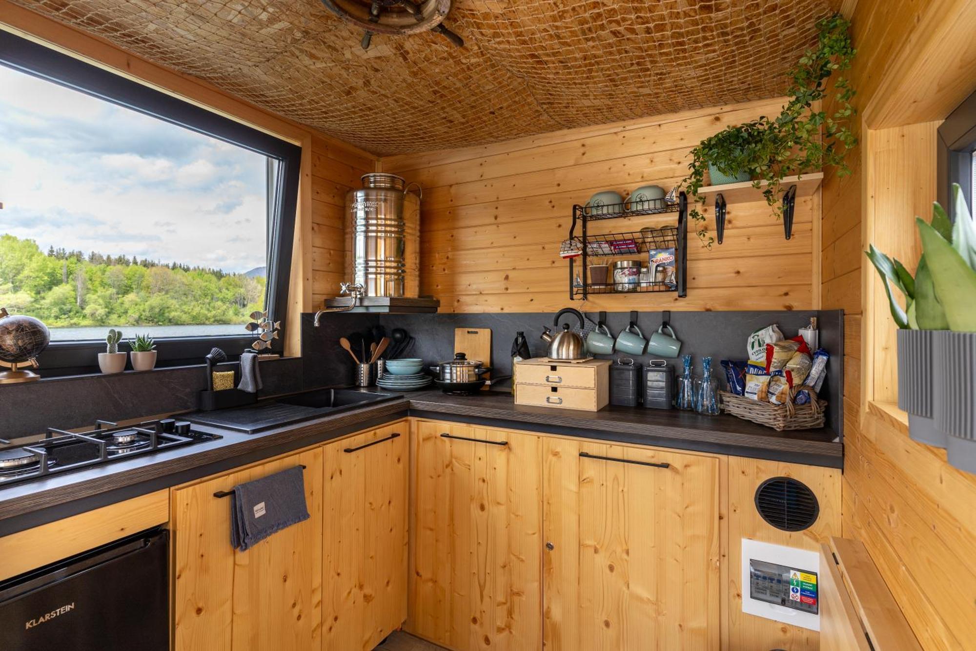 Aquachill Houseboat & Wellness Hotel ลิปตอฟสกี โตรเวก ภายนอก รูปภาพ