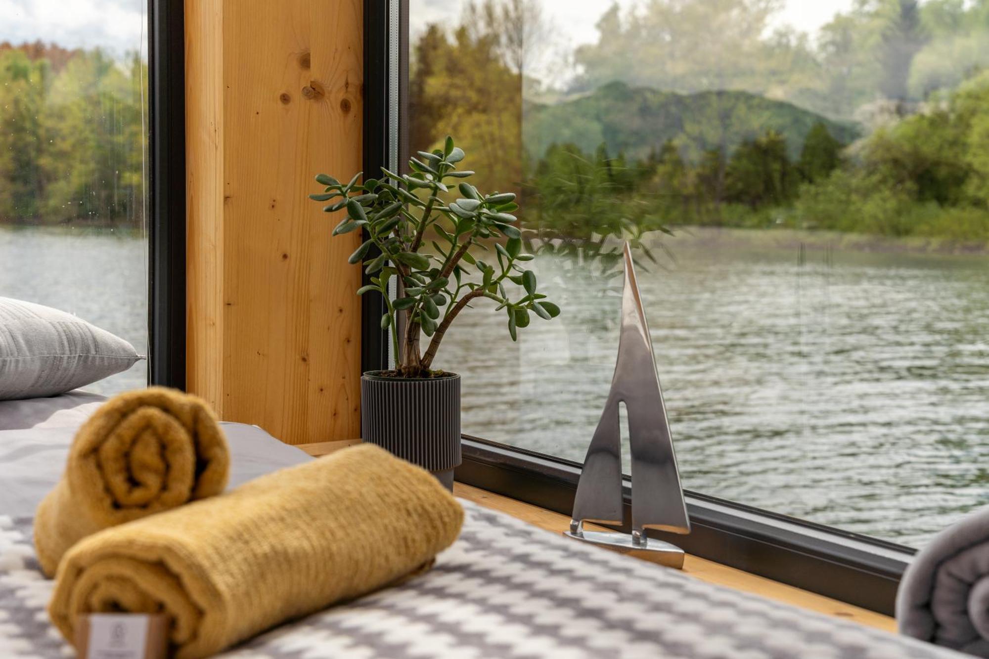 Aquachill Houseboat & Wellness Hotel ลิปตอฟสกี โตรเวก ภายนอก รูปภาพ